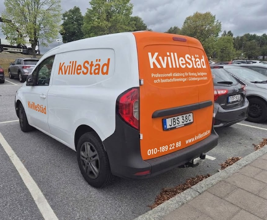 Kvillestäds vita och orange företagsbil vid tvättservice för företag i Göteborg