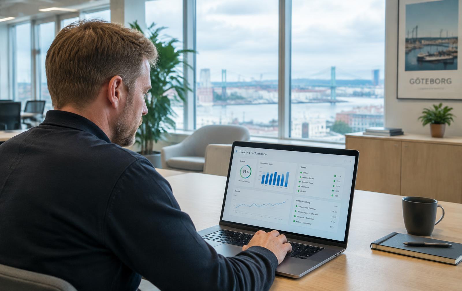 Fastighetsansvarig går igenom städdata på en laptop i ett kontor i Göteborg